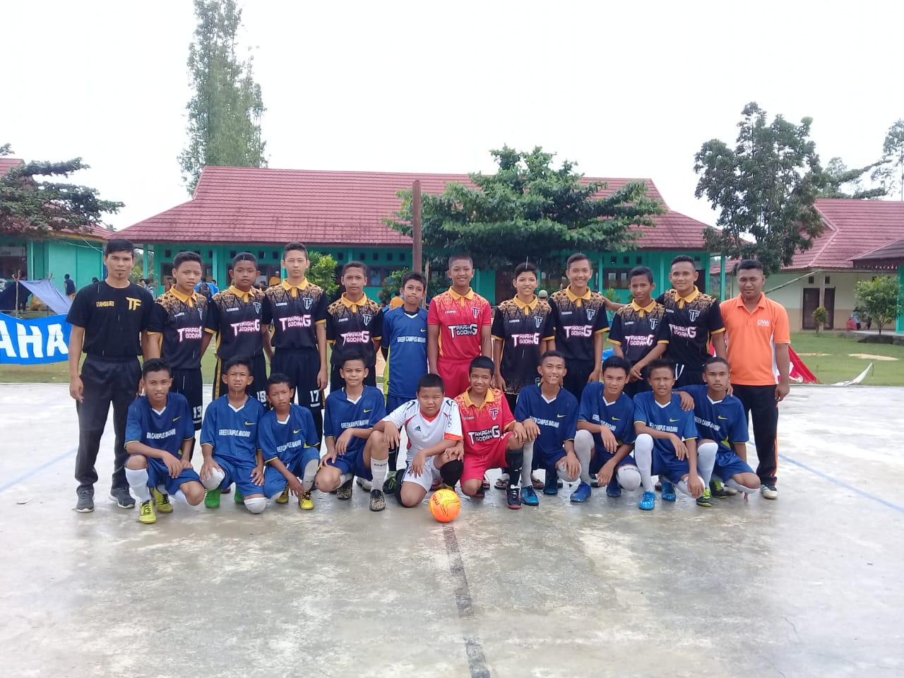 MTsN 5 KAMPAR MENJUARAI LOMBA FUTSAL TINGKAT SMP ATAU MTS PADA ACARA HUT SMKN 1 GUNUNG SAHILAN